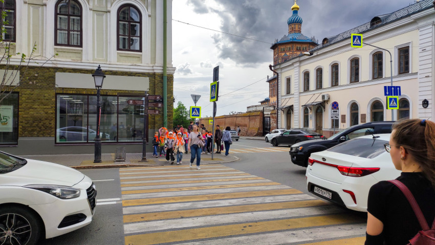 Пешеходный переход у школы и группы детей