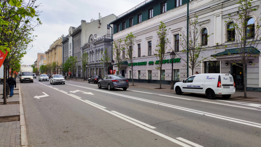 Движение автомобилей по улице в центре города