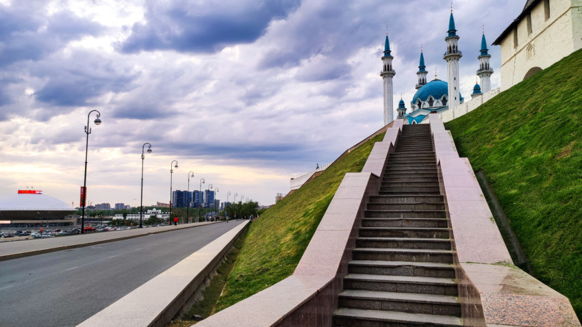 Лестница к мечети Кул Шариф у стены Казанского Кремля
