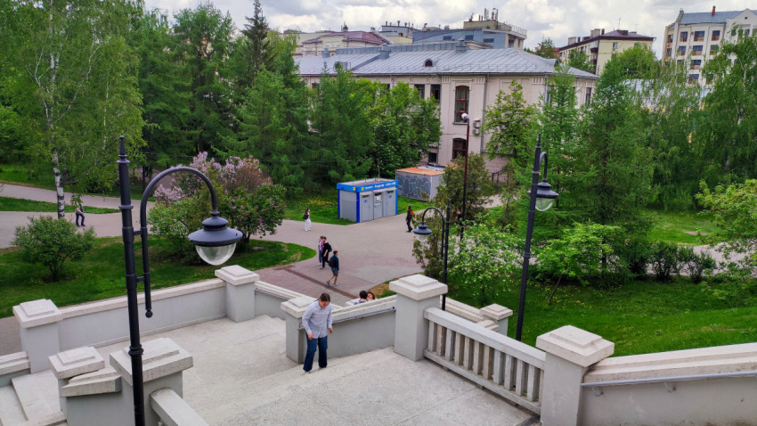 Вид с лестницы на парк и административное здание