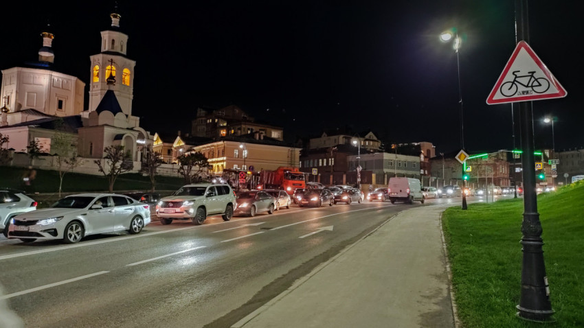 Вечерняя пробка у храма в центре Казани