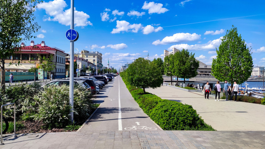 Велодорожка и пешеходная зона вдоль озера в Казани