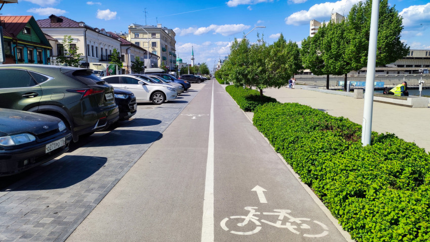 Городская велодорожка на набережной в Казани
