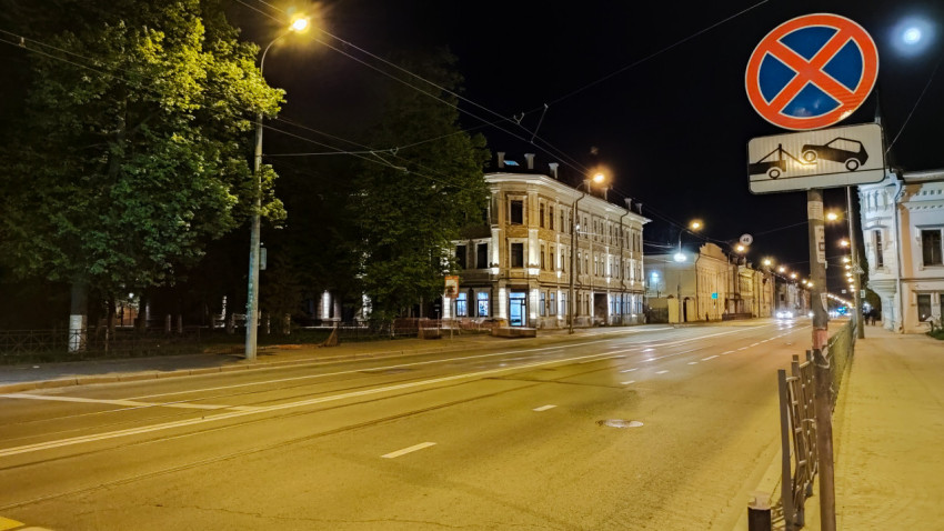 Здание на улице Габдуллы Тукая в Казани ночью