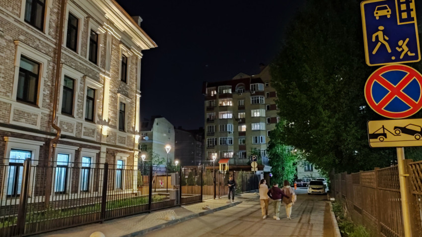 Освещённая улица с кирпичными домами в жилом районе Казани