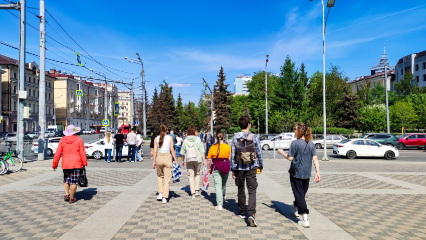 Группа людей переходит улицу в центре Казани