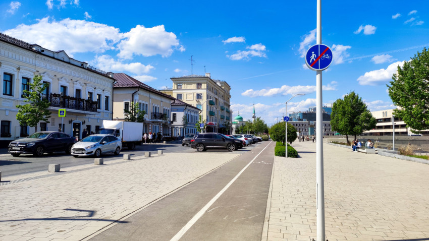 Городская улица с велосипедной дорожкой и парковкой в Казани