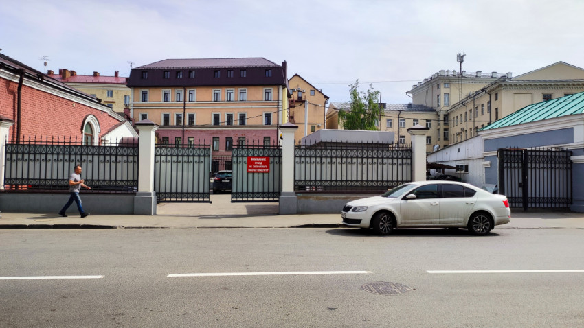 Здание с чугунной оградой и проходной в центре Казани