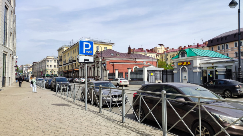 Вид на улицу с парковкой и пиццерией в центре Казани
