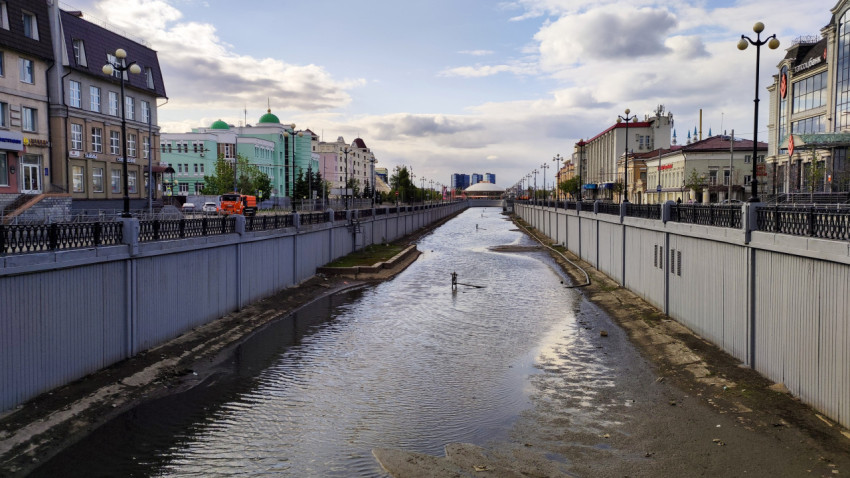 Русло реки Булак в Казани на фоне городской застройки
