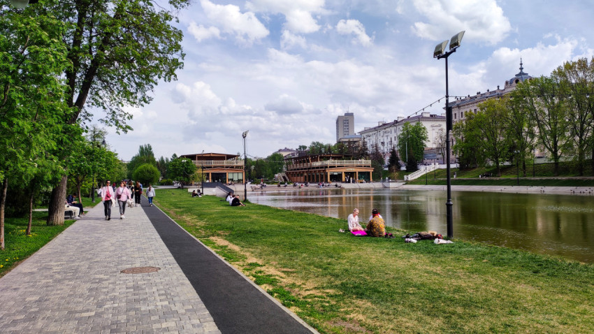 Пешеходная зона и прогулочная набережная у городского пруда