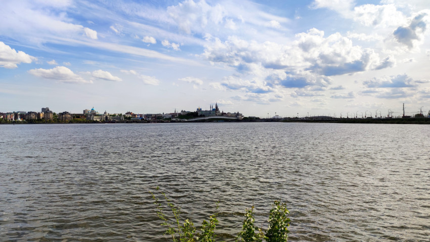 Вид на Казанский кремль через реку Казанка