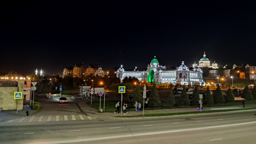Подсветка Дворца земледельцев ночью