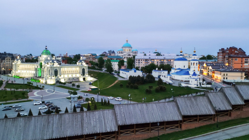 Панорамный вид на Дворец земледельцев и храмы Казани
