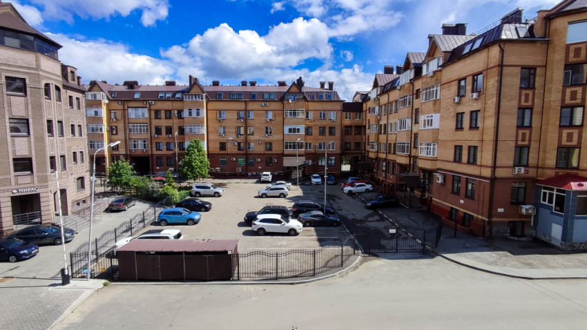 Придомовая территория жилого комплекса с кирпичными фасадами