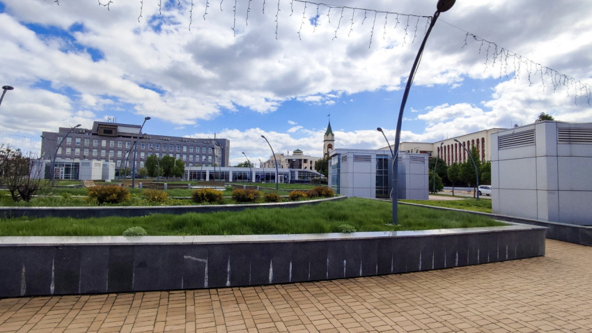 Привокзальная площадь в Казани с зелёной зоной и дорожным движением