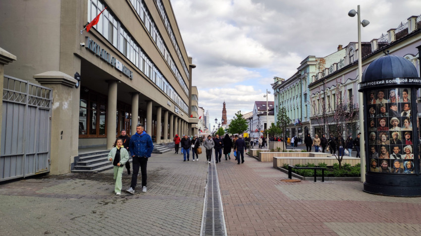 Пешеходная улица Баумана в Казани с театральной афишной тумбой