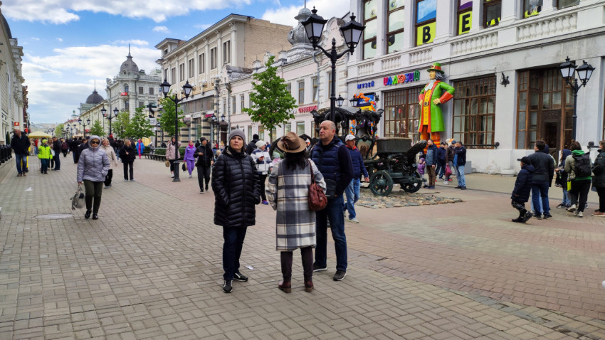 Прохожие на улице Баумана в Казани