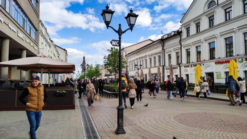 Люди гуляют по улице Баумана в Казани с видом на колокольню