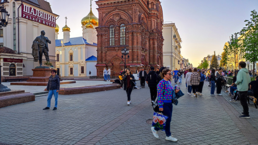 Памятник Фёдору Шаляпину на улице Баумана в Казани