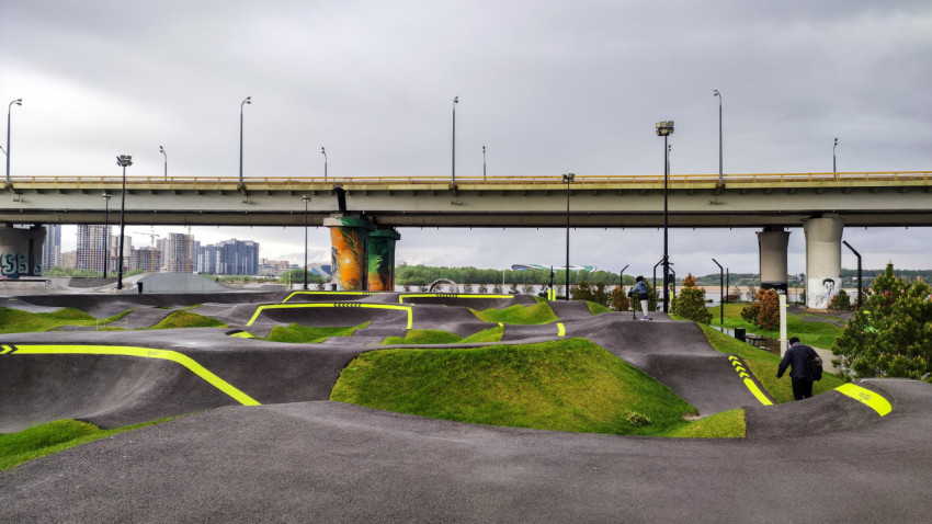Панорама памп-трека с разметкой и мостом на заднем плане