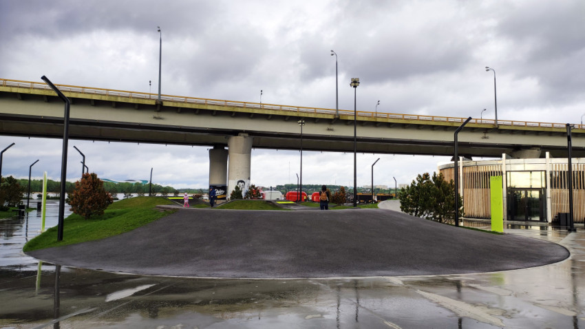 Памп-трек в Казани на фоне моста и реки после дождя