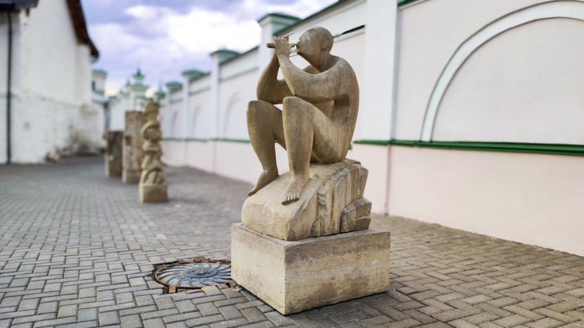 Скульптура флейтиста в Казанском Кремле