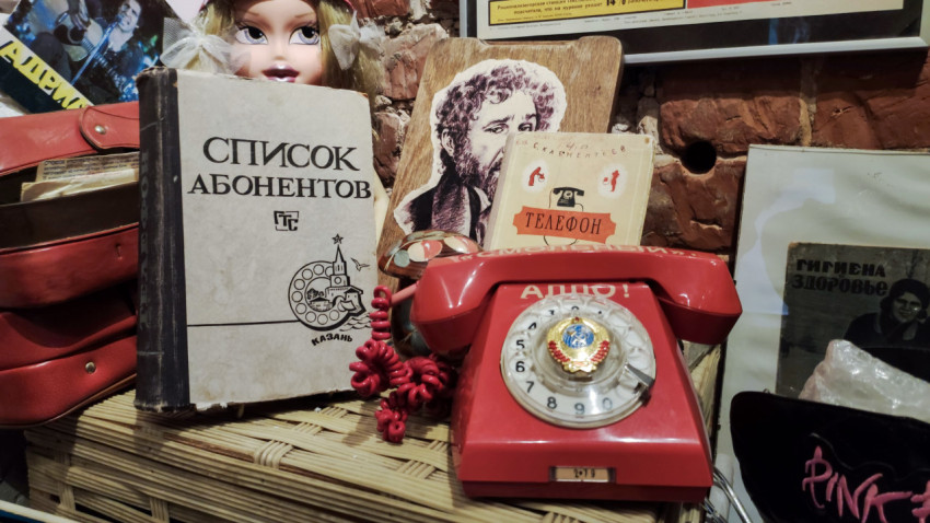 Ретро-композиция с красным телефоном и справочниками
