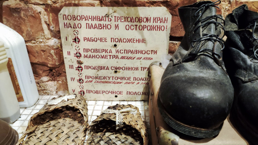 Инструкция по работе с трёхходовым краном на фоне кирпичной стены