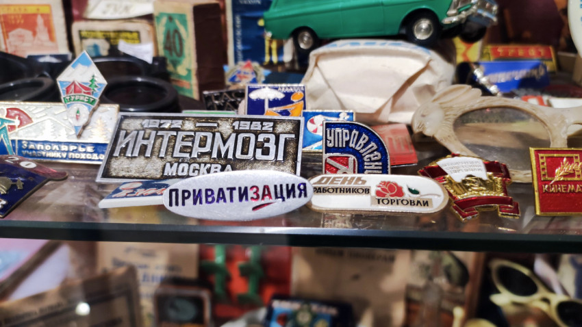 Коллекция советских значков и сувениров в музейной витрине