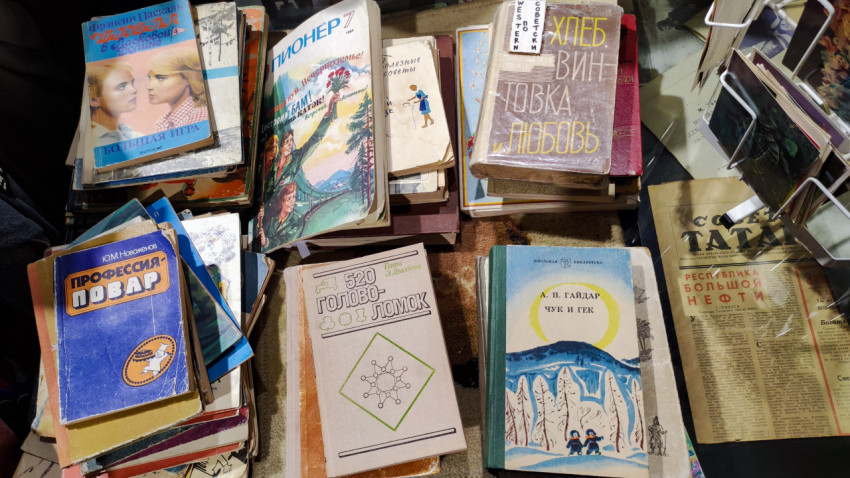 Старые советские книги и журналы на столе