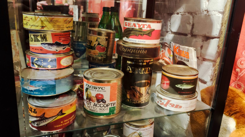 Витрина с советскими консервами и продуктами питания