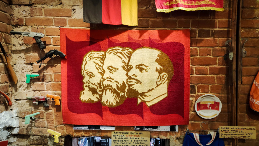 Настенный ковёр с изображением Маркса, Энгельса и Ленина