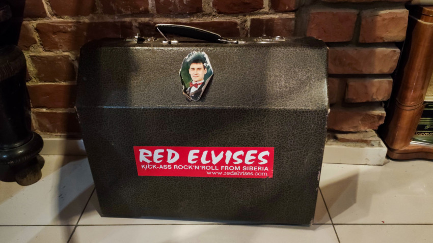 Чемодан с наклейками группы Red Elvises