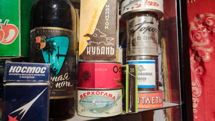 Советские продукты и упаковки в витрине