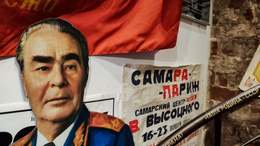 Инсталляция с изображением Брежнева и советской символикой