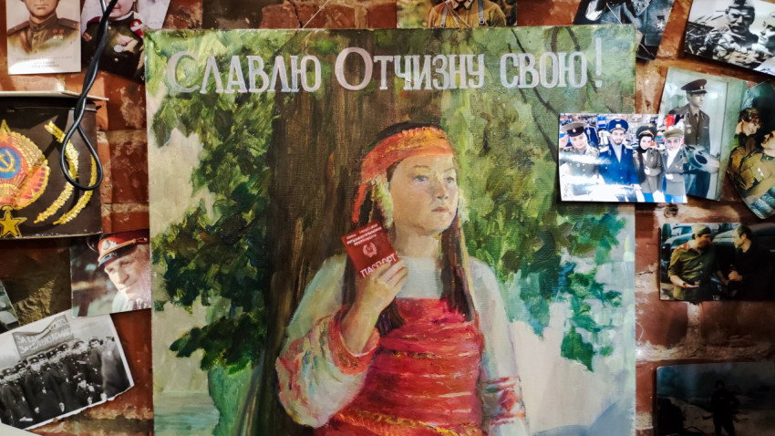 Плакат в советском стиле с девушкой в национальном костюме