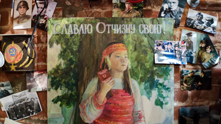 Советский плакат с патриотическим посланием и фотографиями военных