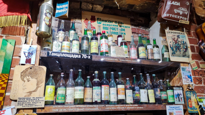 Витрина с коллекцией алкогольных бутылок из СССР