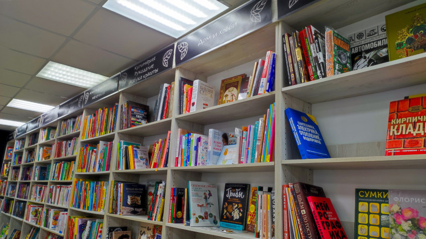 Стеллажи с книгами о доме, кулинарии и рукоделии