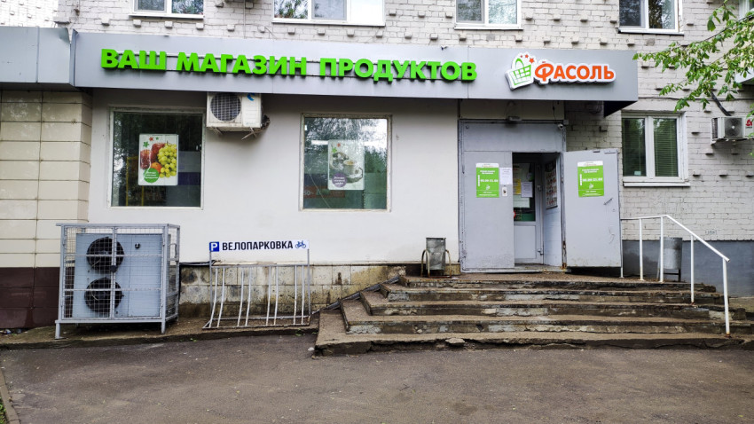 Фасад продуктового магазина с велопарковкой