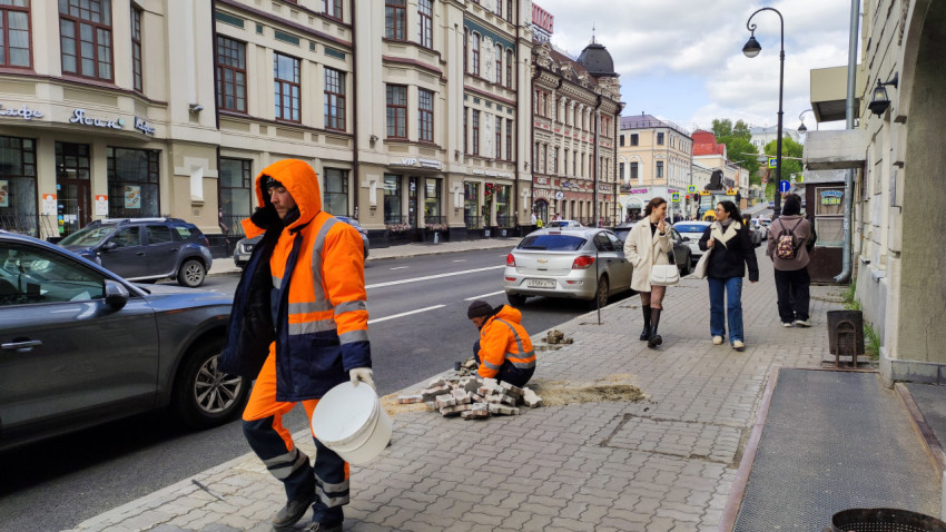 Рабочие укладывают плитку на Университетской улице в Казани