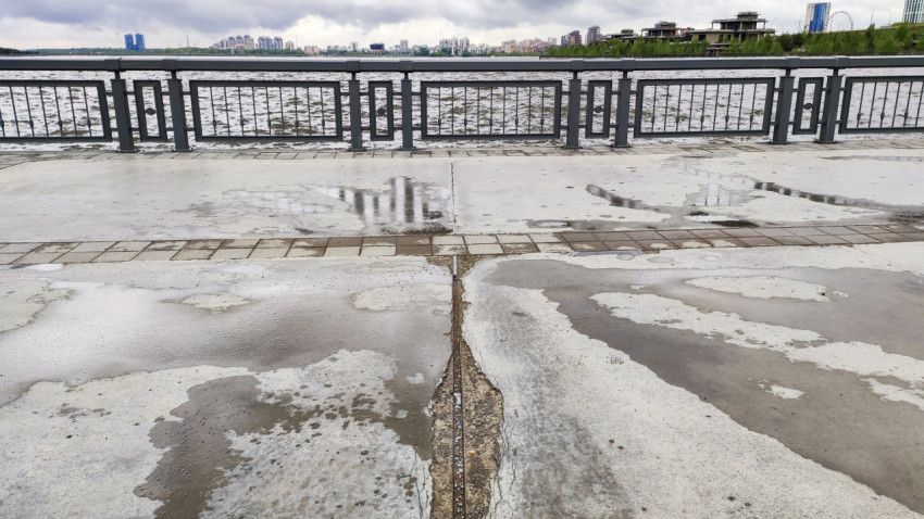 Трещина в бетонной плите на набережной Казани у воды