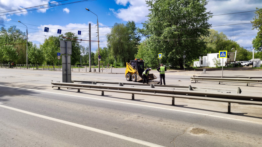 Дорожные рабочие проводят ремонт на проезжей части
