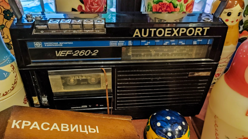 Радиоприёмник VEF-260-2 в интерьере с матрёшками