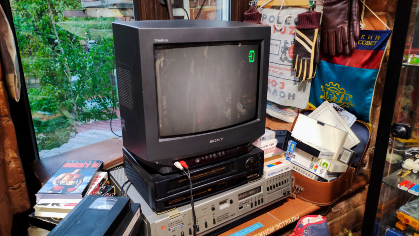Телевизор Sony Trinitron с видеомагнитофоном и кассетами