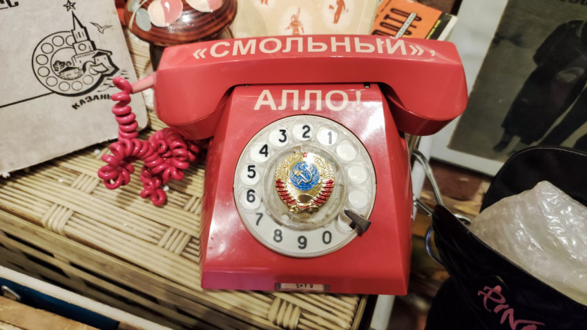 Советский дисковый телефон с гербом СССР
