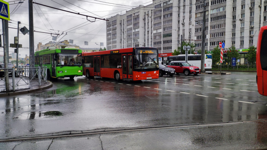 Автобус и троллейбус на перекрёстке в Казани в дождливую погоду