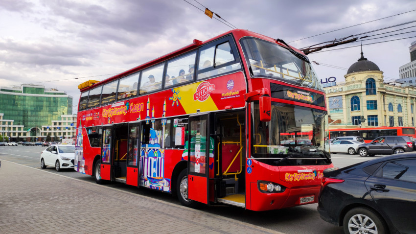 Экскурсионный автобус City Sightseeing Kazan на улице