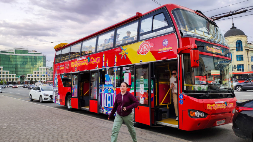 Туристический автобус City Sightseeing с пассажирами в Казани